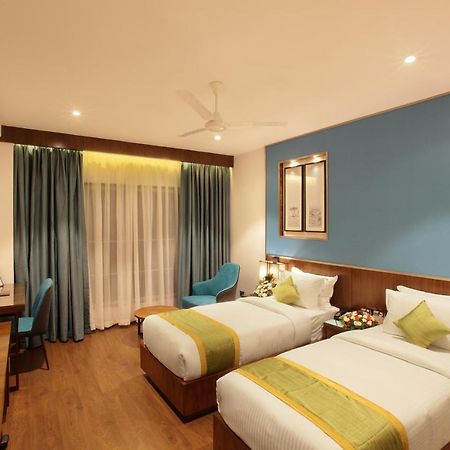 Hotel Ceasar Palace Thodupuzha Esterno foto