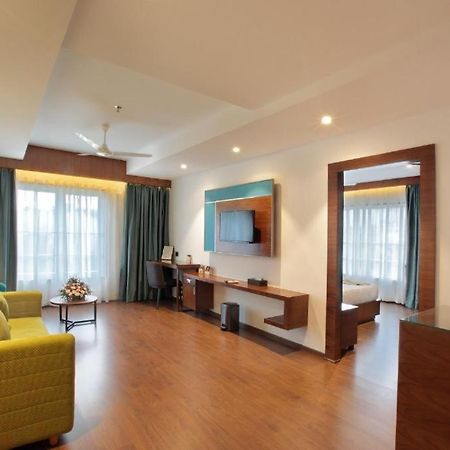 Hotel Ceasar Palace Thodupuzha Esterno foto
