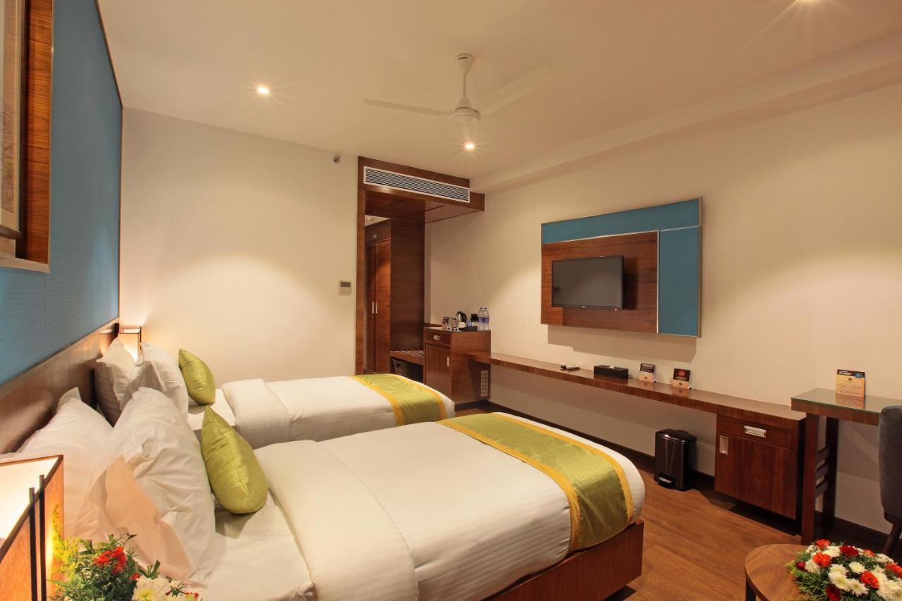 Hotel Ceasar Palace Thodupuzha Esterno foto