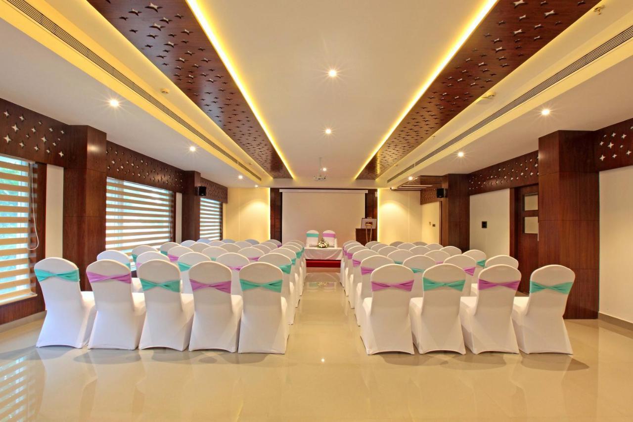 Hotel Ceasar Palace Thodupuzha Esterno foto