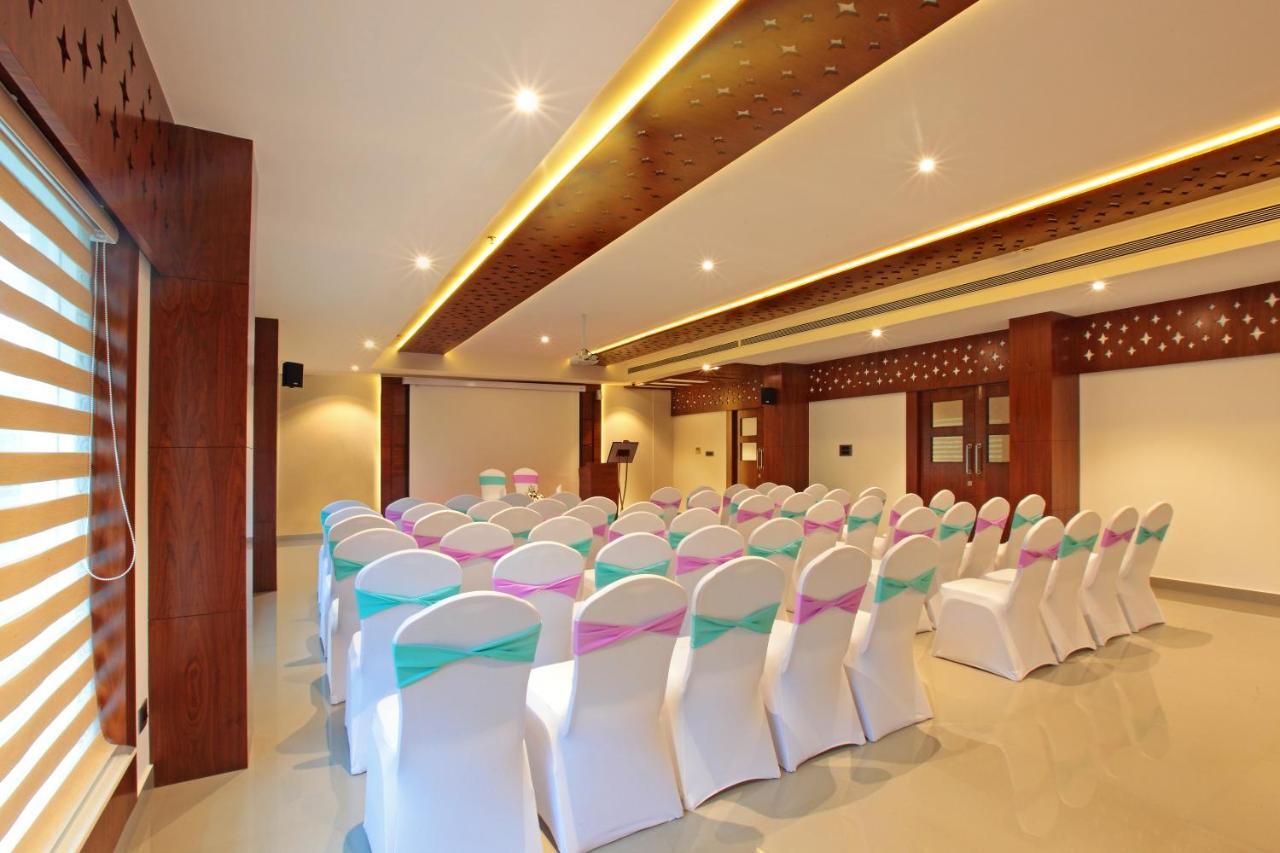 Hotel Ceasar Palace Thodupuzha Esterno foto