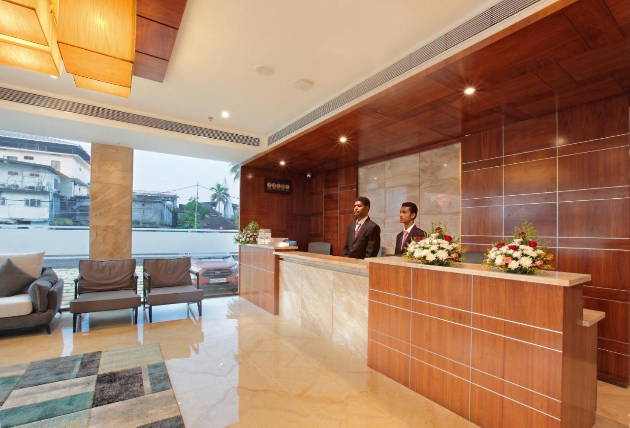 Hotel Ceasar Palace Thodupuzha Esterno foto