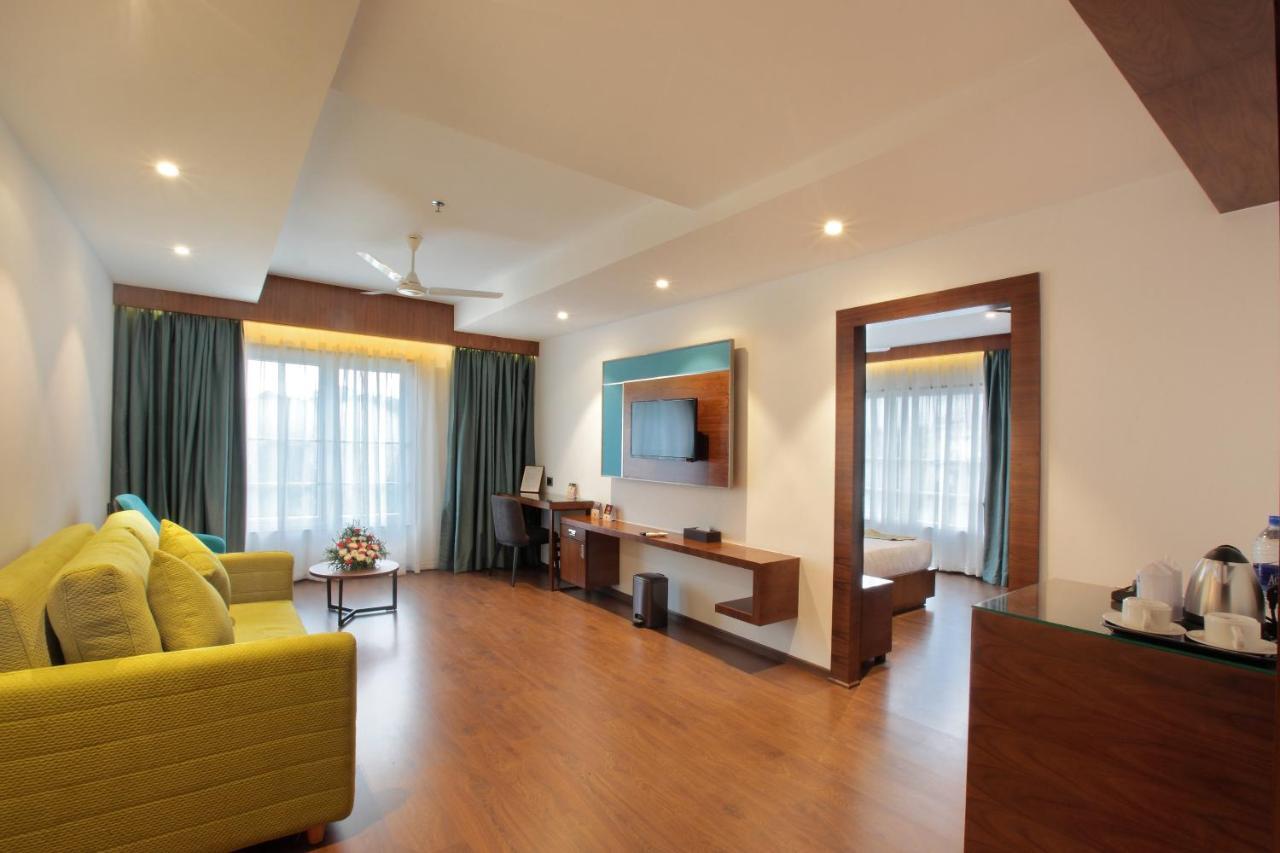 Hotel Ceasar Palace Thodupuzha Esterno foto
